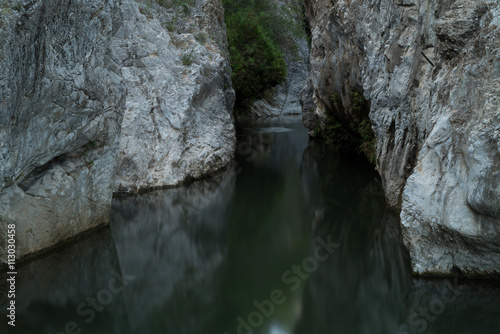 Rio entre Montañas en cual se puede bañarse