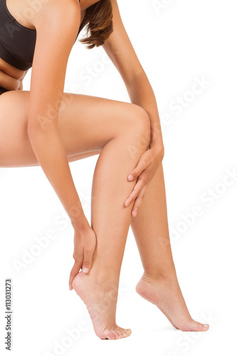 Cuerpo y piernas de mujer sobre fondo blanco aislado. Vista de perfil. Silueta © Mercedes Fittipaldi