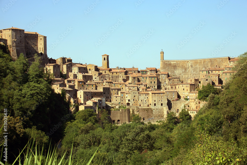 Toscana,Grosseto,il paese di Sorano,costruito nel tufo.
