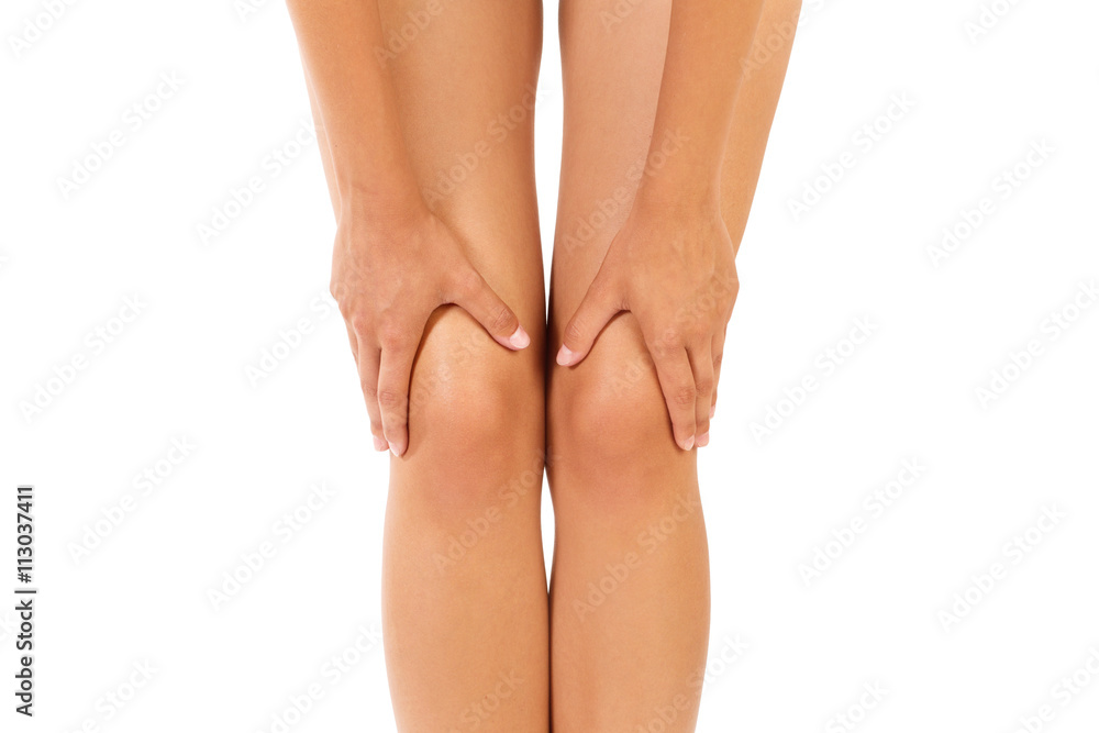 Piernas y rodillas de mujer sobre fondo aislado. Vista de frente