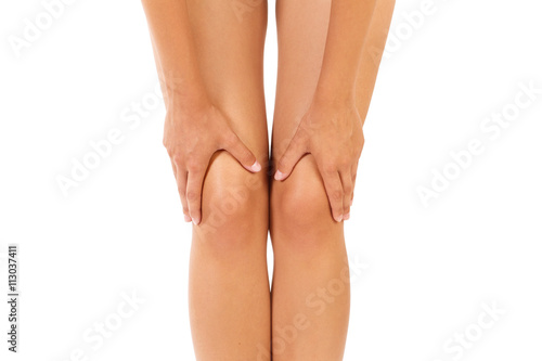 Piernas y rodillas de mujer sobre fondo aislado. Vista de frente. Copy space