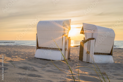 Fototapeta Naklejka Na Ścianę i Meble -  Die Abendstimmung im Strandkorb an der Ostsee geniessen