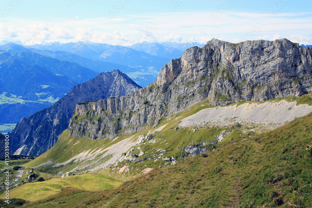 Blick auf Gebirgszug der Alpen (Rofangebirge)