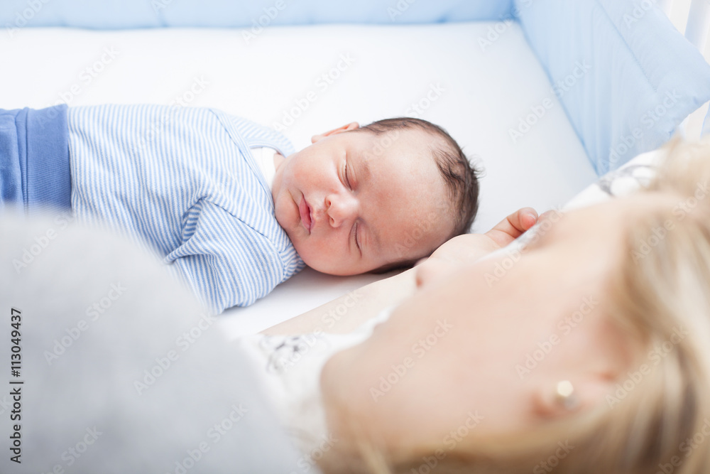 Mother and baby co-sleeping safely Mother and baby co-sleeping safely