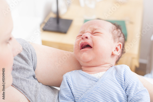 Bilde på lerret Newborn crying in his mothers arms