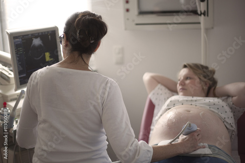 Tablou pe pânză Pregnant woman at gynecologist