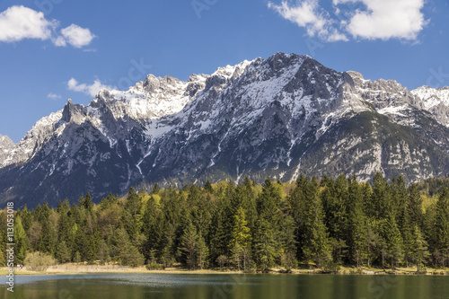 Fototapeta Naklejka Na Ścianę i Meble -  Der Karwendel ragt hoch über dem idyllischen Lautersee 