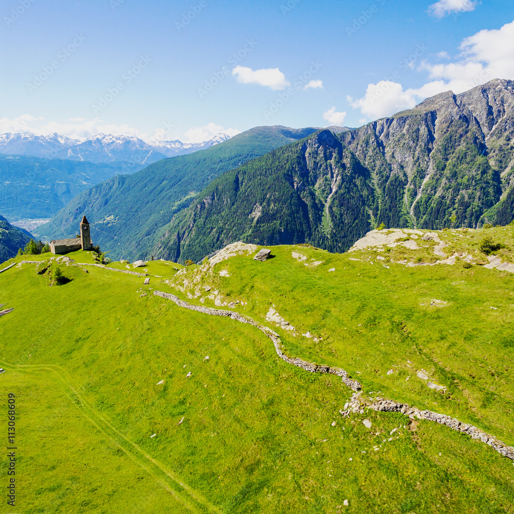 Fototapeta premium Chiesetta di San Romerio (1106) - Valle di Poschiavo - Canton Grigioni - Svizzera
