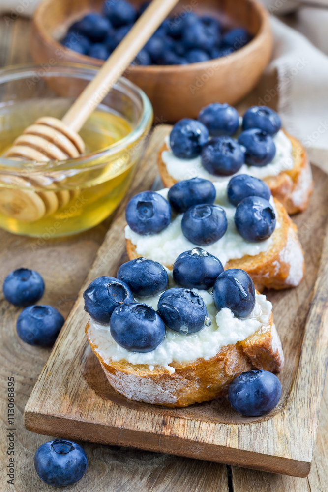 Crostini with ricotta cheese, blueberries and honey Crostini with ricotta cheese, blueberries and honey