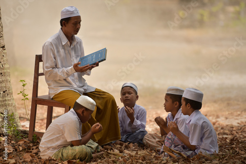 Canvas Print NAKHON SI THAMMARAT, THAILAND - APRIL 30, 2016: Watch and study the life of Paul Wagner and teaching conducted by the teacher's desk