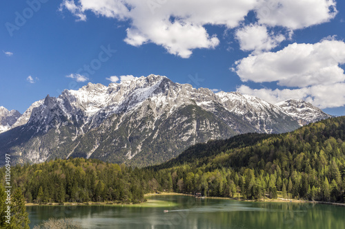 Blick auf den Lautersee und das Karwendelgebirge bei Mittenwald © zauberblicke