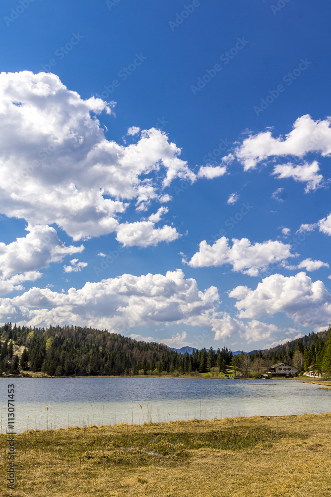Weiß-blauer Wolkenhimmel über dem Ferchensee in Oberbayern