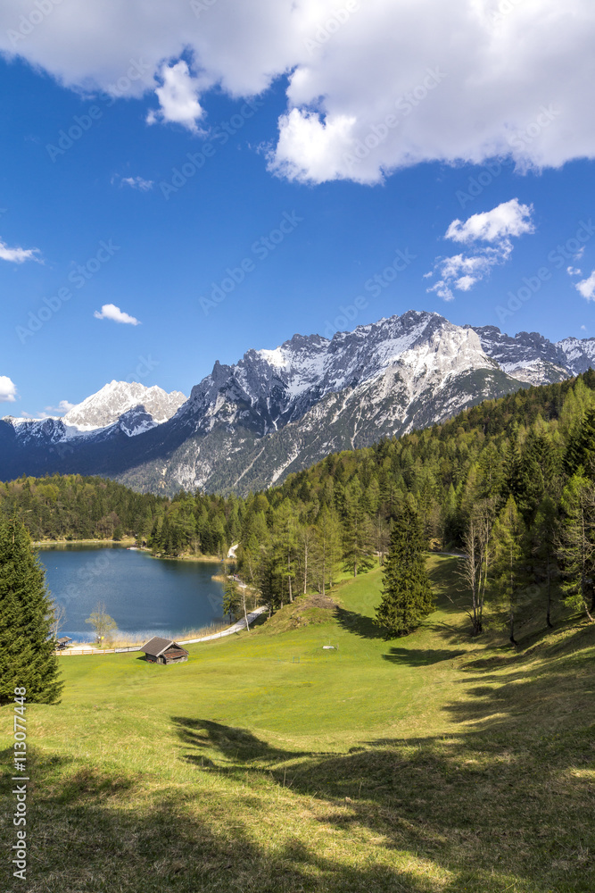 Frühlingshafte Idylle am Lautersee in den bayrischen Alpen
