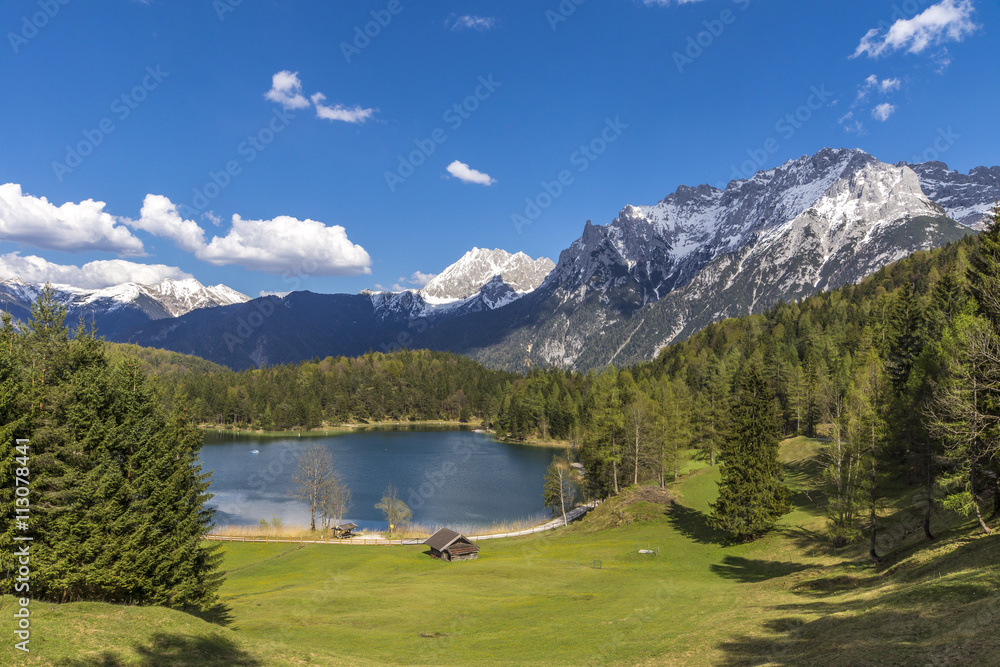 Malerischer Blick auf den Lautersee am Fuße des Karwendelgebirges bei Mittenwald