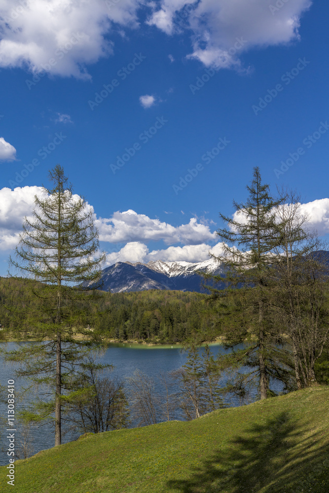 Blauer Himmel über dem Gebirgssee nahe Mittenwald