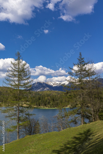 Blauer Himmel über dem Gebirgssee nahe Mittenwald