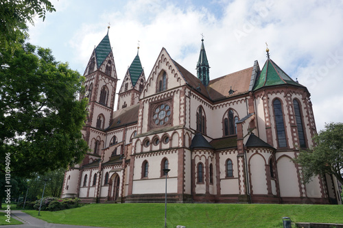 Seitenansicht der Herz-Jesu-Kirche in Freiburg