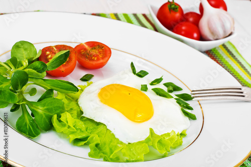 Scrambled Eggs with Arugula and Tomato 