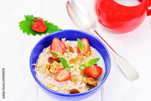 Oatmeal with Raisins, Walnuts and Strawberries