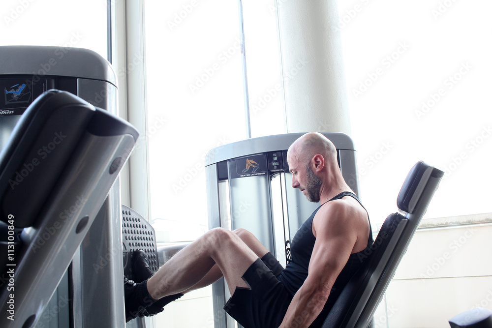 sportlicher Mann an der Beinpresse sportlicher Mann an der Beinpresse