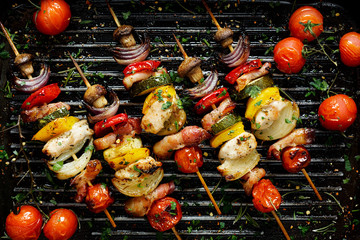 Stickers Grill / Barbecue Gemarineerde spiesjes op grillpan  © zi3000