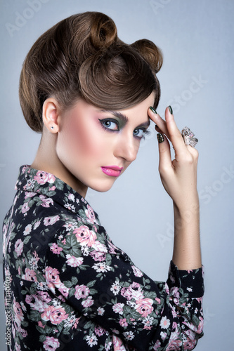 Obraz na plátně Portrait of beautiful girl with hairdo