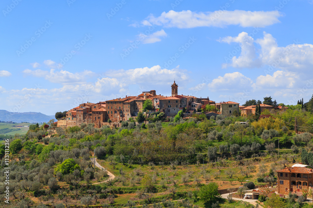 Castelmuzio charming  town hilltop in the Tuscan countryside