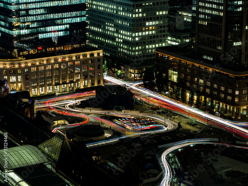 東京駅前ロータリー広場のタクシー　光跡