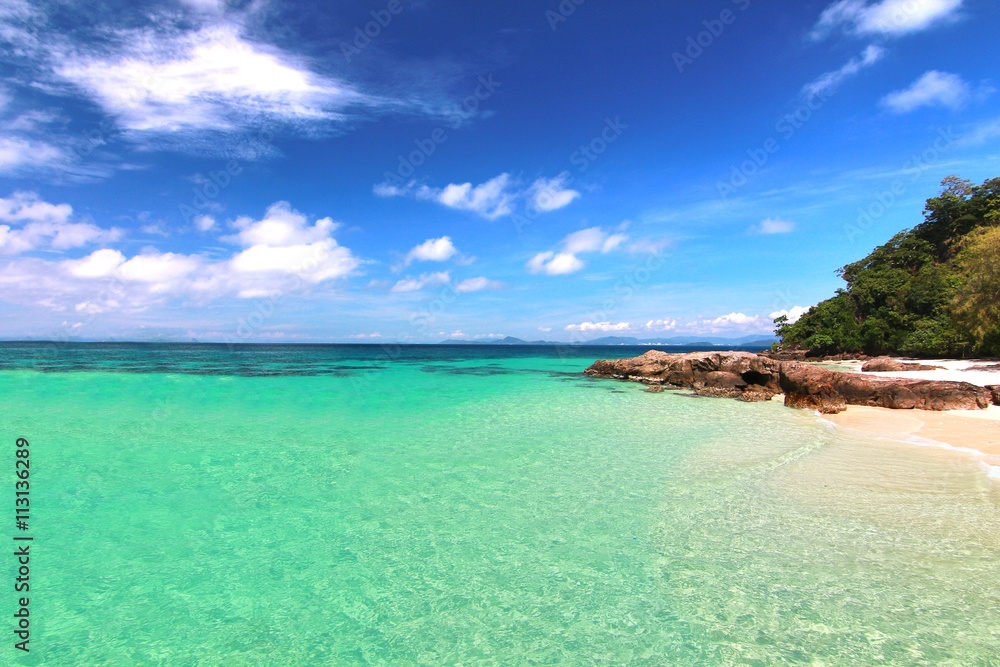 Fototapeta premium Paradise beach in Koh maiton island , phuket ,Thailand