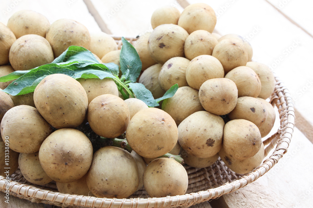 Longkong (Lansium parasiticum) fresh fruit in the basket
Longkong (Lansium parasiticum) fresh fruit in the basket