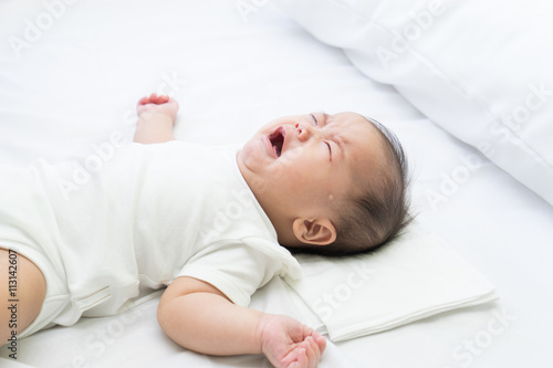 Photo Newborn Asian baby crying