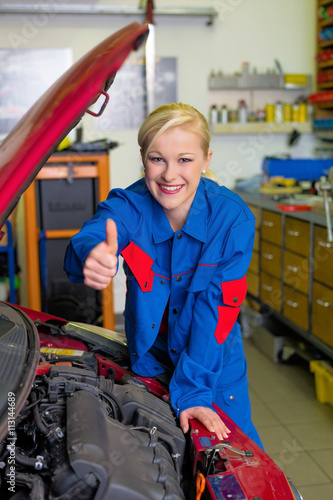 Frau als Mechaniker in Auto Werkstatt