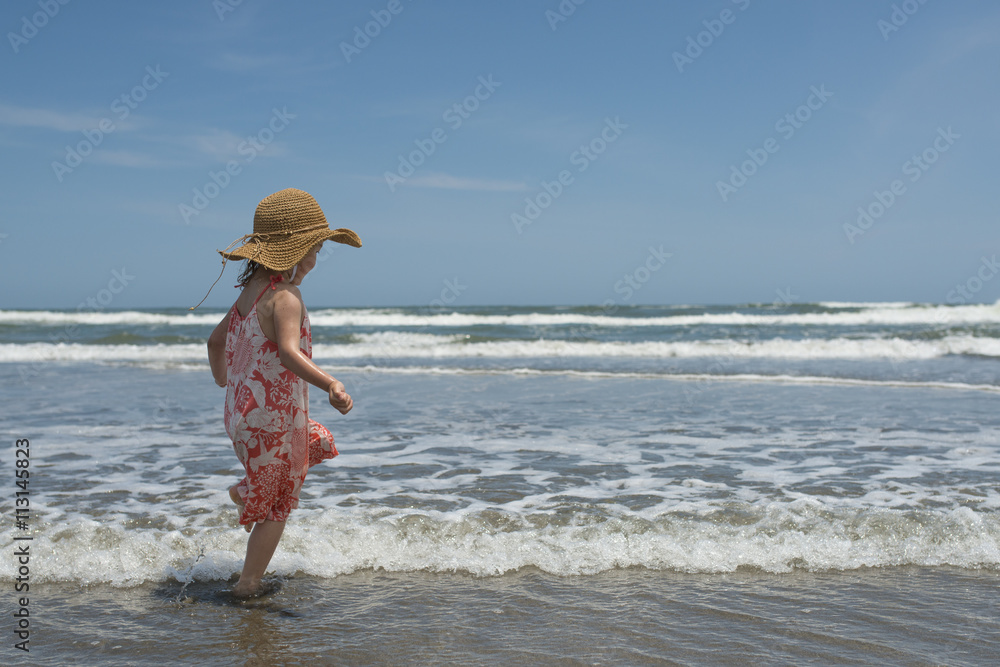 海で遊ぶ女の子 海で遊ぶ女の子