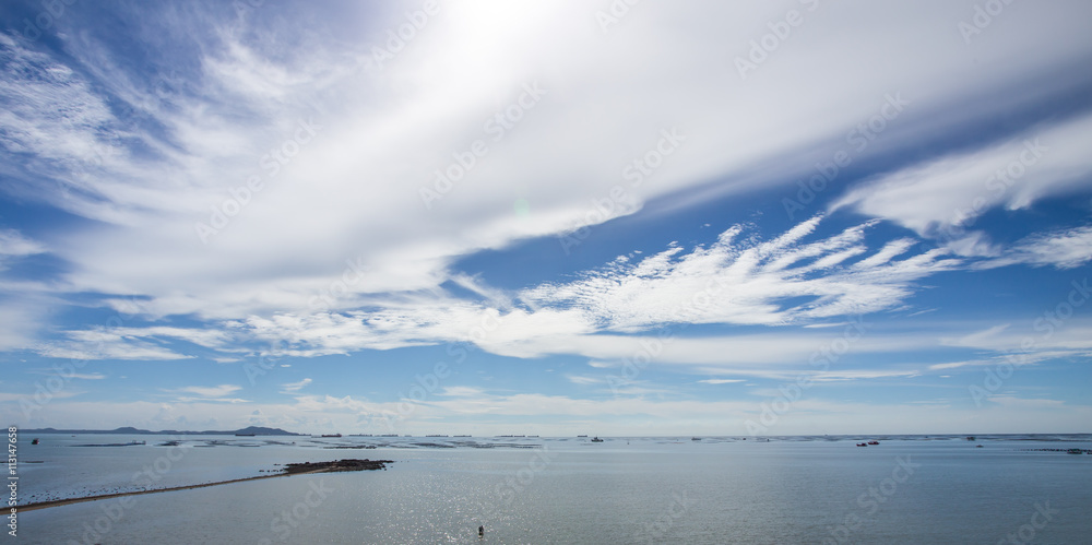 Obraz premium Cloudy with afternoon sea