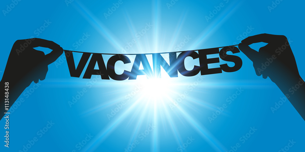 Concept du bonheur de partir en vacances avec deux mains qui tiennent une guirlande sur laquelle est écrit le mot vacances devant un ciel ensoleillé.