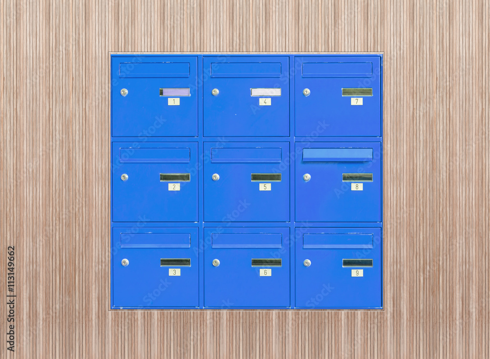 boîtes aux lettres bleues incrustées dans fond en lamelles bois boîtes aux lettres bleues incrustées dans fond en lamelles bois
