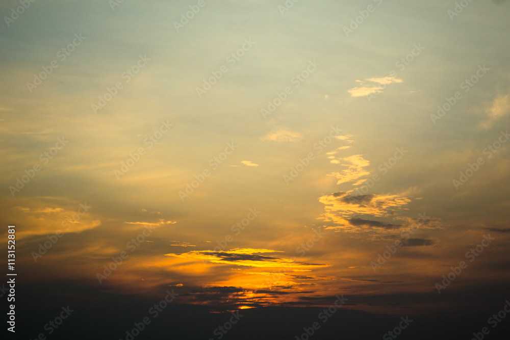 Fototapeta premium Zachód słońca w pomarańczowej barwie