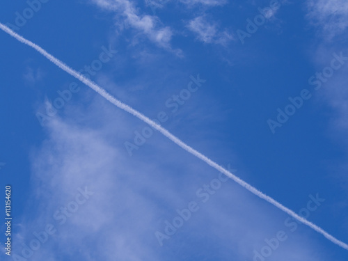 空と一筋の飛行機雲