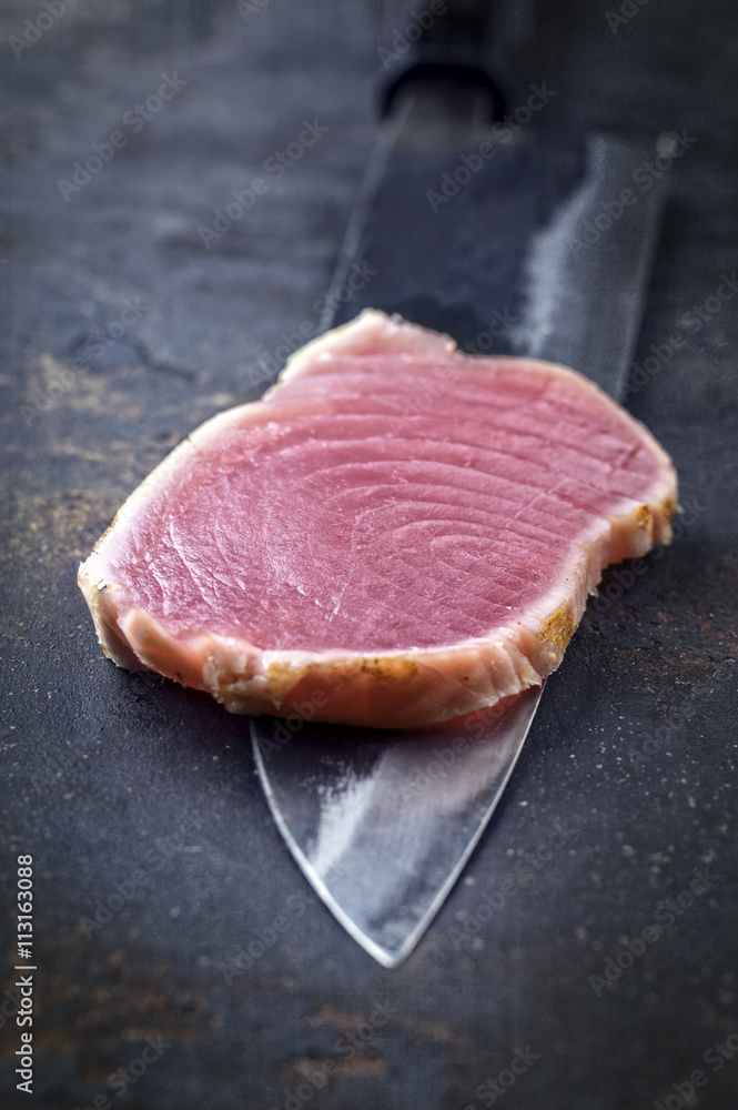 Thunfisch Tataki Filet auf Messer
