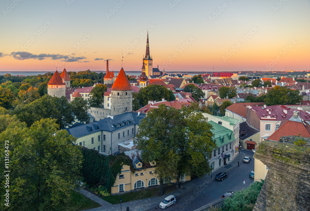 Улицы старого города Таллин на закате солнца в октябре