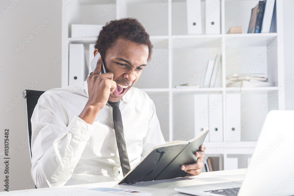 © ImageFlow - Man with notepad shouting