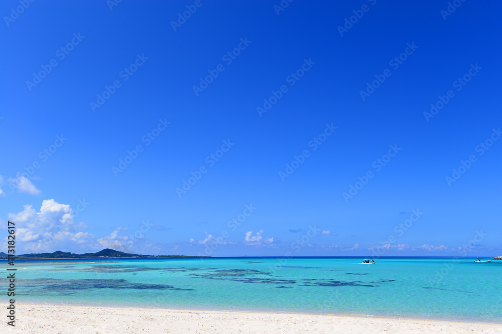 沖縄の美しい海とさわやかな空 