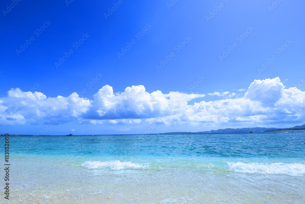 沖縄の美しい海とさわやかな空 