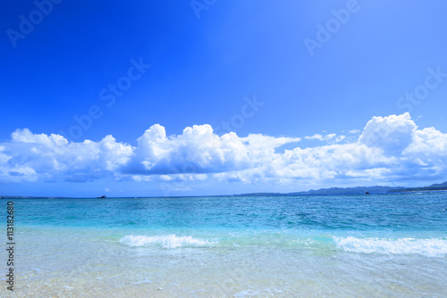 沖縄の美しい海とさわやかな空 