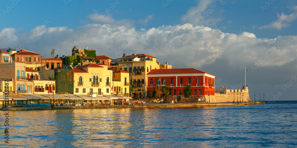 Obraz premium Picturesque panoramic view of old harbour, Firkas Fortress and Venetian quay of Chania in the morning, Crete, Greece