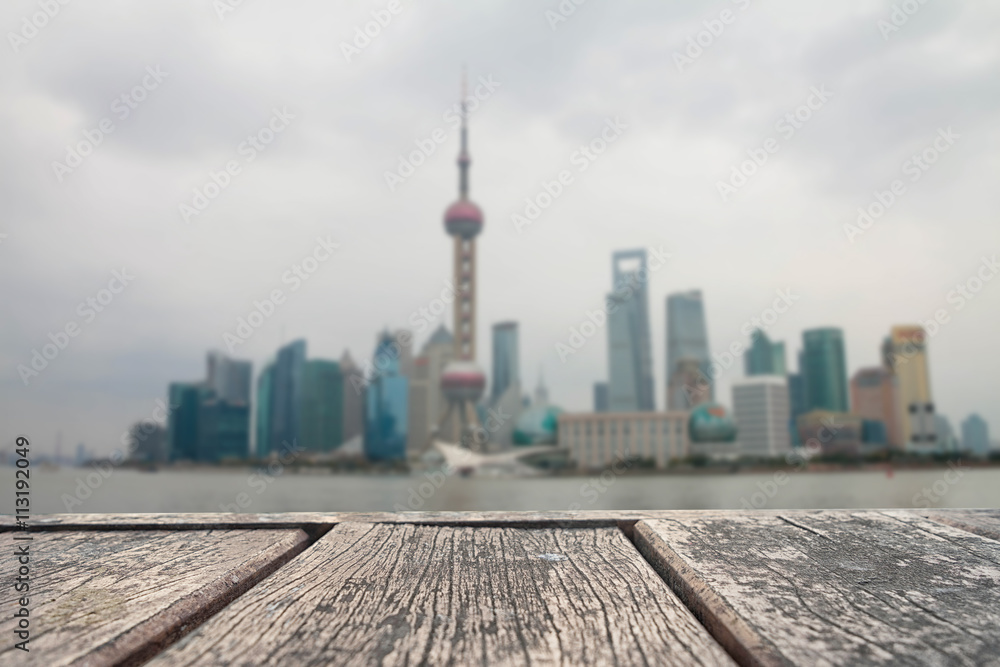 Obraz premium wood of table top on blur of Shanghai view