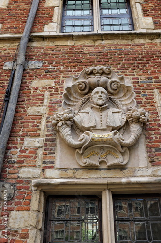 Christophe Plantinus. Buste sur façade de brique rouge.