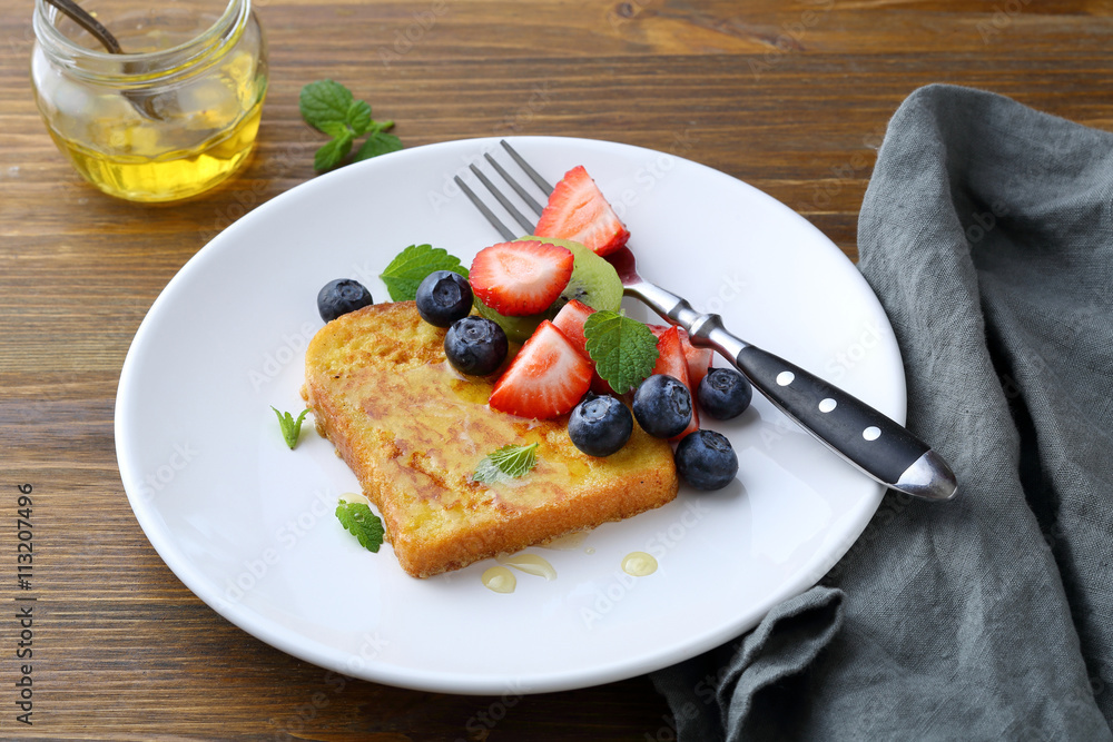 breakfast french toast with berries