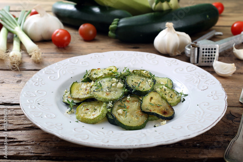 Obraz na płótnie verdure zucchine cucinate  su sfondo rustico
