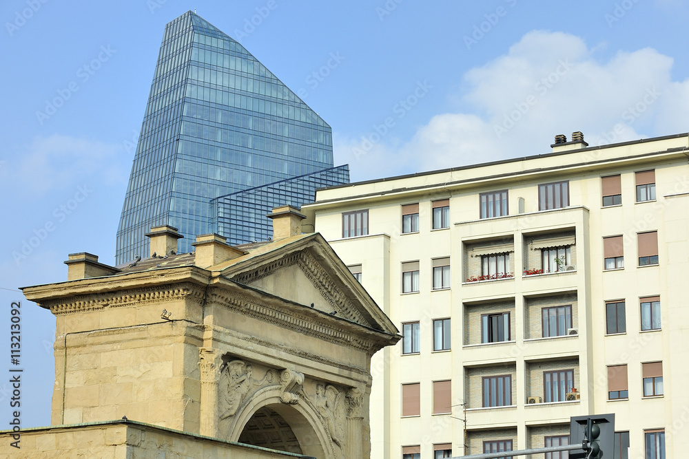 Naklejka premium Milano Porta Nuova arco antico e palazzi moderni